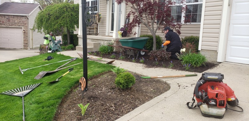 Lawn Mowing Contractor in Akron, OH, 44306