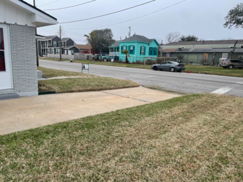 Frazier Lawn Care Lawn Care Services in Galveston, TX