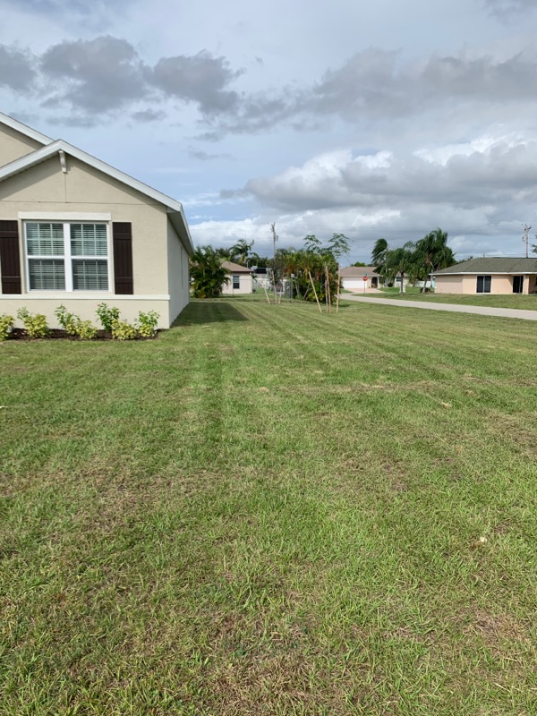 Lawn Mowing Contractor in Cape Coral, FL, 33993